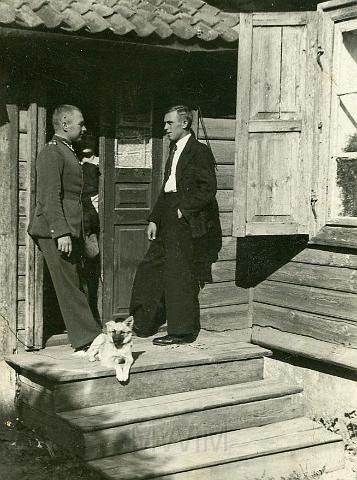 KKE 3077-11.jpg - Dom rodzinny. Od prawej: Zenon Czerniewski z kolegą, Wilno ul. Brzeg Antoholski 6, 1938 r.